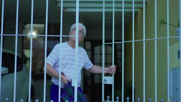Älterer Mann Reißt Regenschirm Auf Sich Vor Regen Schützen Tritt — Stockvideo