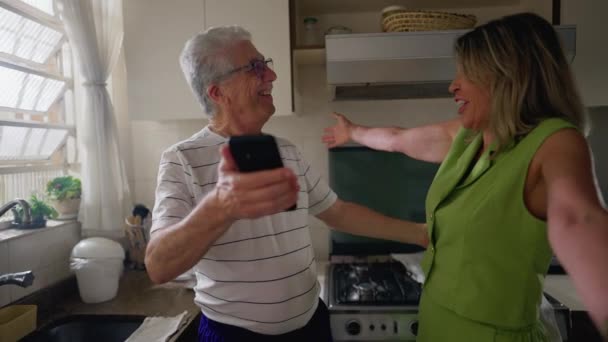Starší Muž Ukazoval Manželce Pozitivní Zprávu Obrazovce Mobilu Starší Žena — Stock video