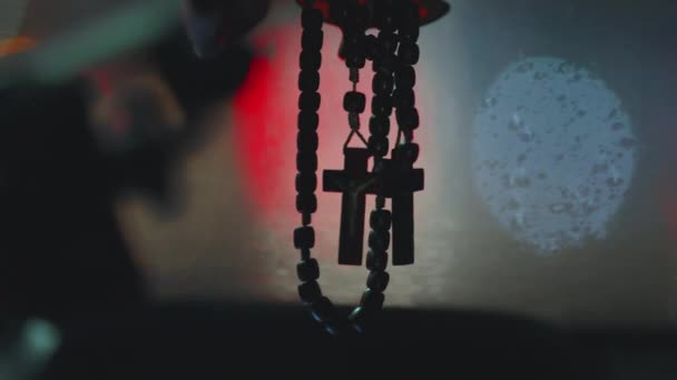 Symbol Wiary Chrześcijańskiego Krzyża Przedniej Szybie Samochodu Wskazujący Oddanie Nadzieję — Wideo stockowe