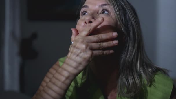 Mulher Madura Ansiosa Lutando Com Pensamentos Internos Ruminações Expressão Preocupada — Vídeo de Stock