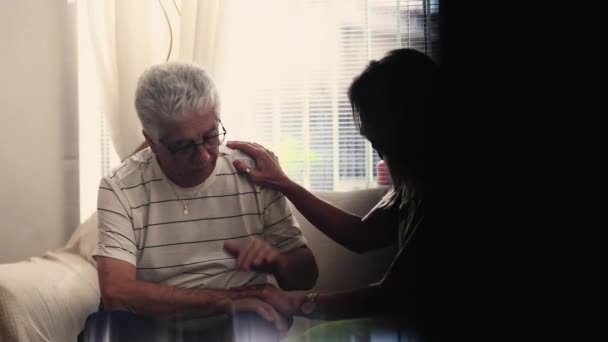 Starszy Mężczyzna Pocieszony Przez Dojrzałą Kobietę Domu Szczery Sceny Empatii — Wideo stockowe