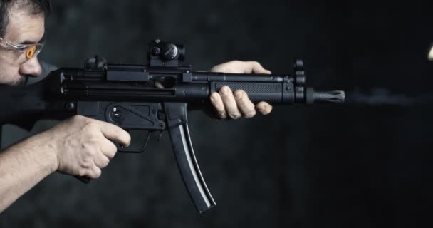Hoge Snelheid Schieten Met Sp5K Assault Rifle Side Perspectief Van — Stockvideo