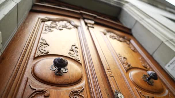 Antique Doorway Artistry Λεπτομέρεια Διακόσμησης Παλαιωμένη Ξύλινη Πόρτα Intricate Beauty — Αρχείο Βίντεο