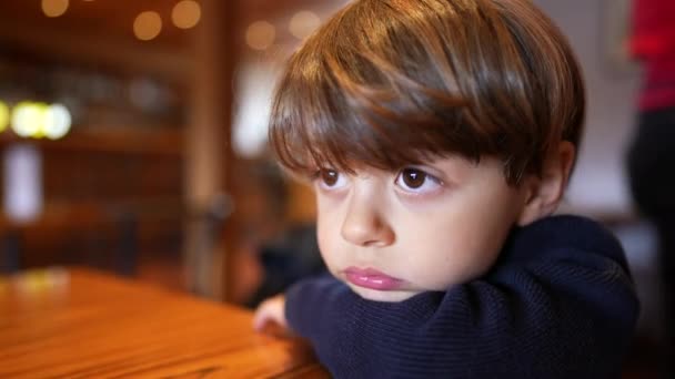 Страшный Маленький Мальчик Опирается Стол Глубокими Интроспективными Эмоциями Крупный План — стоковое видео
