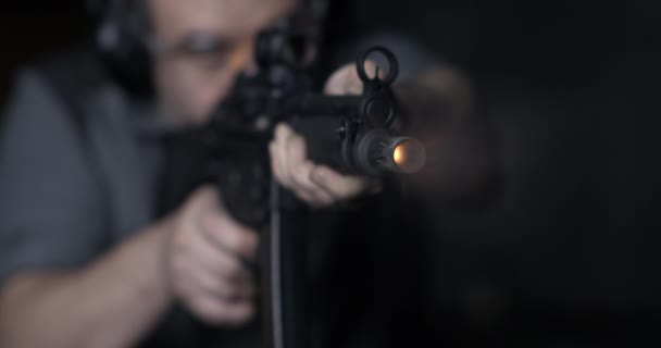 Primer Plano Del Hombre Apuntando Disparando Rifle Asalto Cámara Lenta — Vídeos de Stock