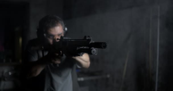 Man Tüzelés Erőteljes Shotgun Nagy Sebességű 800Fps Lassú Motion Capture — Stock videók