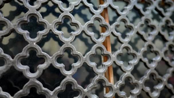 金属闸门标定性能中的传统金属图样及保护窗户 — 图库视频影像