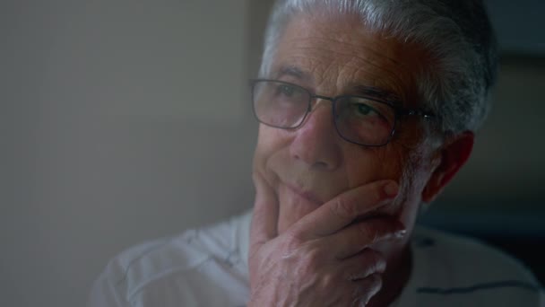 Přemýšlivý Starší Muž Přemýšlející Zblízka Otevřený Portrét Zralého Muže Věku — Stock video