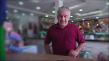 Kafeterya Kasiyerliği 'nde Mobil Ödeme yapan Kıdemli Müşteri Küçük İşletmelerde Temassız Satın Alım ve Personelle Etkileşim