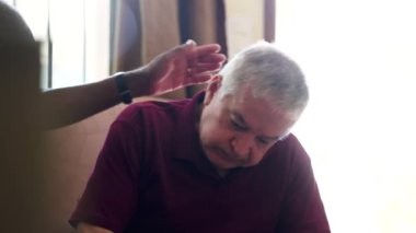 Depresyondaki son sınıf öğrencisi, arkadaşının kucaklamasıyla teselli buluyor. Yaşlılıkta sorunlarla boğuşan, yardım ve destek veren yaşlı insanların samimi sahneleri