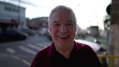 Urban City 'de Neşeli Kıdemli Adam Gülümsüyor, Güneş Işığı Arkaplanı