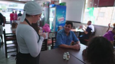 Sunucu Geleneksel Kafeterya 'da Siparişler alırken Müşterilerle Etkileşim halinde, Güney Amerika' da yerel gıda sektörü