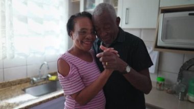 Afrika kökenli Amerikalı bir çift mutfakta dans ediyor. Yaşlı zenci bir karı koca arasında romantik bir an. Mutlu bir şekilde el ele tutuşuyorlar.