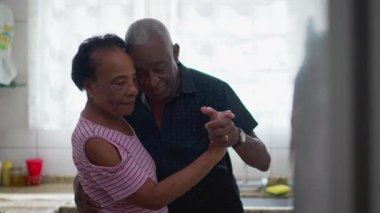 Romantik Yaşlı Çiftin Mutfakta Dans Etmesi - Siyahi Afrikalı Amerikalı Karı ve Kocanın Güzel Hassas Anı