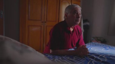 Ruhani yaşlı bir adam başucunda diz çöküp Tanrı 'ya dua ediyor. Haç işareti yapan yaşlı bir beyaz adamın dini Katolik ritüeli. Ümit ve İnanç