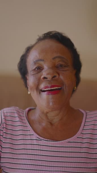 Una Alegre Mujer Mayor Negra Hablando Webcam Pov Videoconferencia Con — Vídeo de stock