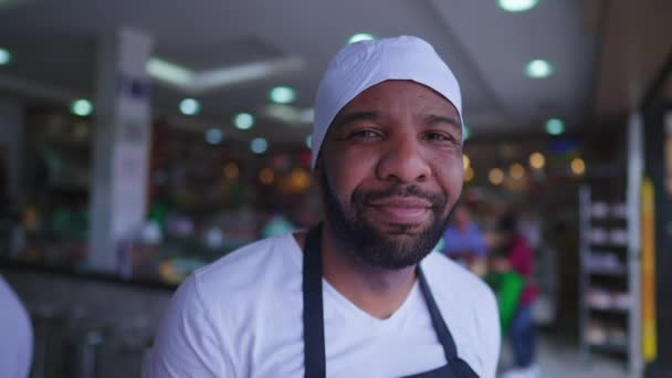 Egy Fiatal Mosolygós Brazil Fekete Alkalmazott Kávézó Éttermében Álló Kamerát — Stock videók