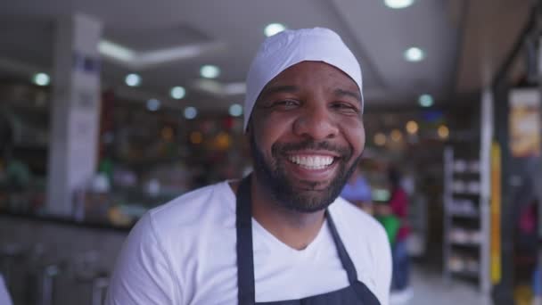 배경에 레스토랑 카페테리아와 앞치마와 네트에서 즐거운 아프리카계 레스토랑 노동자의 클로즈업 — 비디오