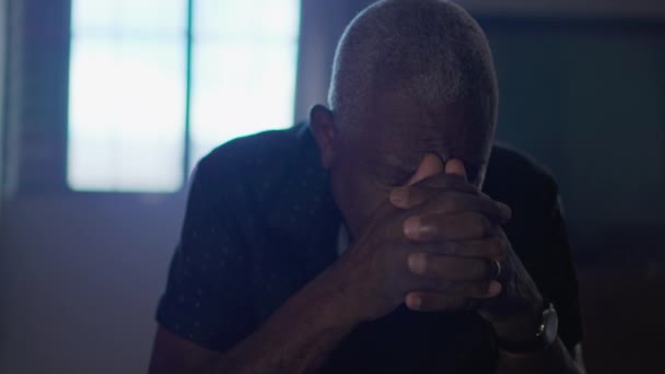 Close Van Een Zwarte Senior Man Gebed Met Gratitude Hope — Stockvideo