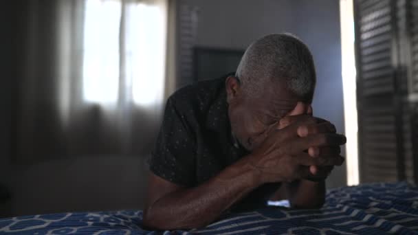 Esperançoso Afro Americano Homem Sênior Com Mãos Cerradas Oração Cabeceira — Vídeo de Stock