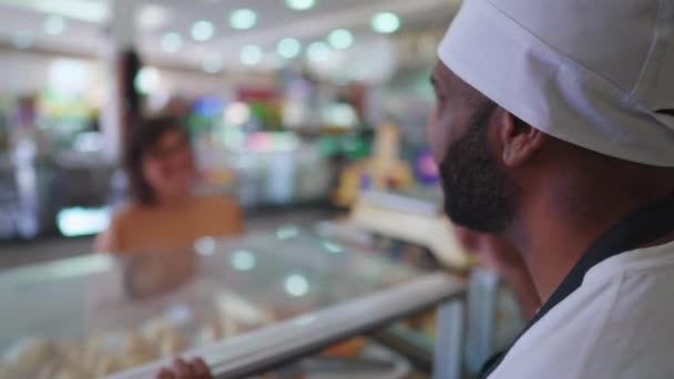 Şarküteri Tezgahının Arkasında Çalışan Müşteri Kafeteryadaki Bir Zenci Kadın Yemek — Stok video