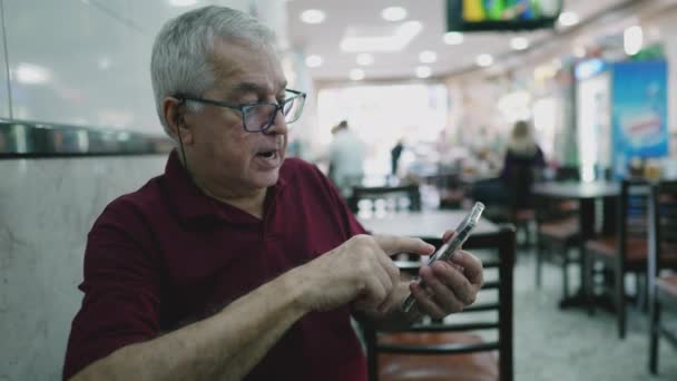 Homem Sênior Usando Dispositivo Celular Sentado Negócio Restaurantes — Vídeo de Stock