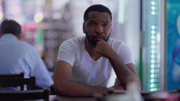 Cuidadoso Homem Negro Brasileiro Sentado Cafetaria Tradicional Expressão Pensiva Enquanto — Vídeo de Stock