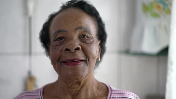 Portret Szczęśliwej Czarnej Brazylijskiej Seniorki Patrzącej Uśmiech Kamery Jedna Afroamerykanka — Wideo stockowe