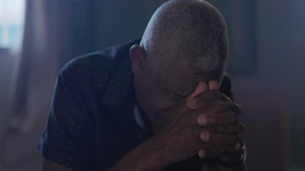 Primer Plano Anciano Negro Religioso Oración Persona Espiritual Rodillas Pidiendo — Vídeo de stock