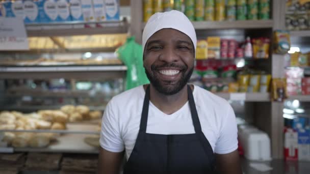 카운터 식료품점 카페테리아에서 즐거운 아프리카계 미국인 초상화 — 비디오