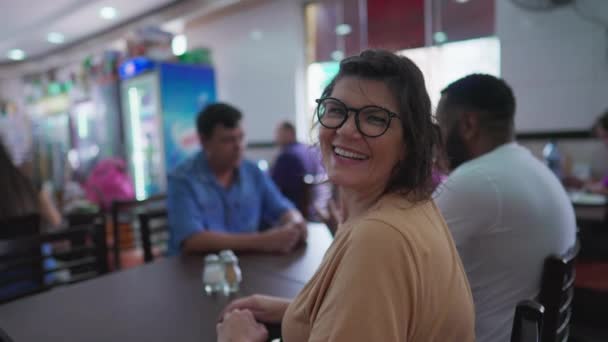 Mulher Feliz Sorrindo Para Câmera Sentada Restaurante Com Amigos Pessoa — Vídeo de Stock
