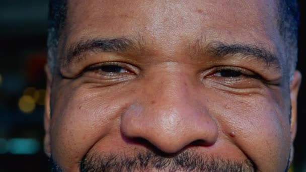 Hombre Negro Feliz Macro Ojos Cerca Mirando Cámara Alegre Brasileño — Vídeos de Stock