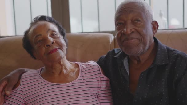 Pareja Jubilada Mirando Cámara Sentada Sofá Anciano Esposo Negro Con — Vídeos de Stock