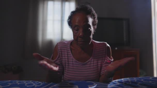 Andlig Äldre Svart Brasiliansk Kvinna Som Dyrkar Gud Prayer Hemma — Stockvideo