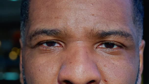 Hombre Negro Serio Macro Ojos Cerca Mirando Fijamente Cámara Persona — Vídeos de Stock