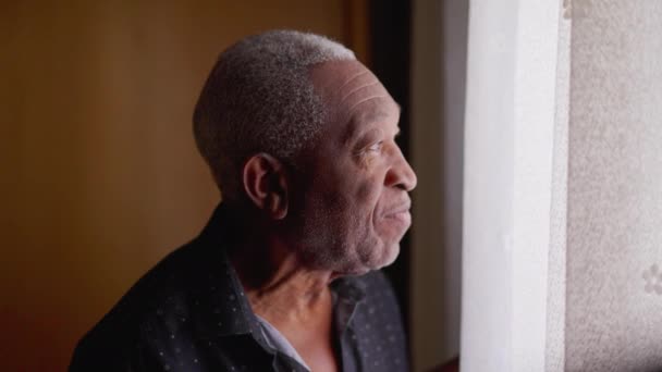 펜시브 브라질의 노인은 표현으로 바라보고 있습니다 아프리카계 미국인 프로필 집에서 — 비디오