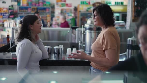 Ehrliche Interaktion Zwischen Zwei Frauen Die Cafeteria Deli Counter Plaudern — Stockvideo