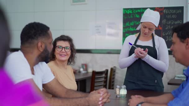 Restauracja Scena Klientów Zamawiających Jedzenie Podczas Gdy Kelnerka Robi Notatki — Wideo stockowe
