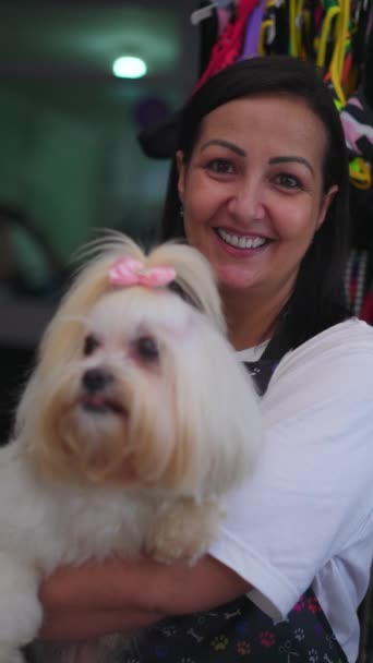 快乐宠物店店主 微笑的巴西本地宠物店形象 直立式视频 — 图库视频影像