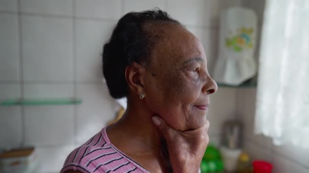 Одна Споглядальна Старша Чорна Жінка Стоїть Біля Вікна Кухні Глибокому — стокове відео