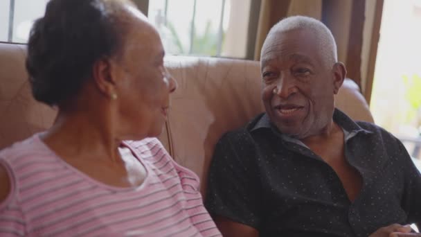 Старшая Пара Разговаривает Диване Старший Черный Муж Жена Разговаривают Дома — стоковое видео