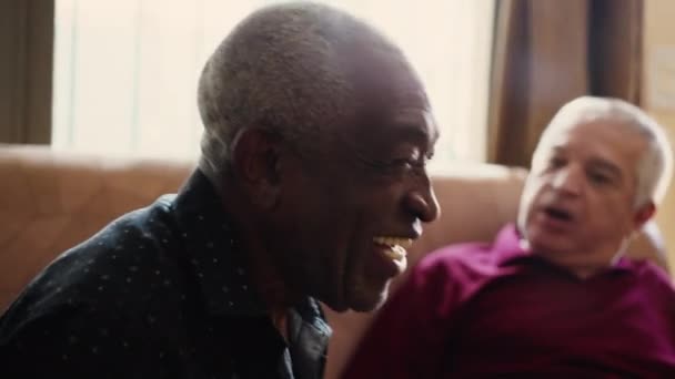 Homem Sênior Sorrindo Uma Pessoa Idosa Negra Amigável Rindo Perto — Vídeo de Stock