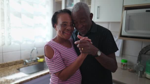 Africký Americký Pár Tančí Spolu Kuchyni Romantický Moment Mezi Černošky — Stock video