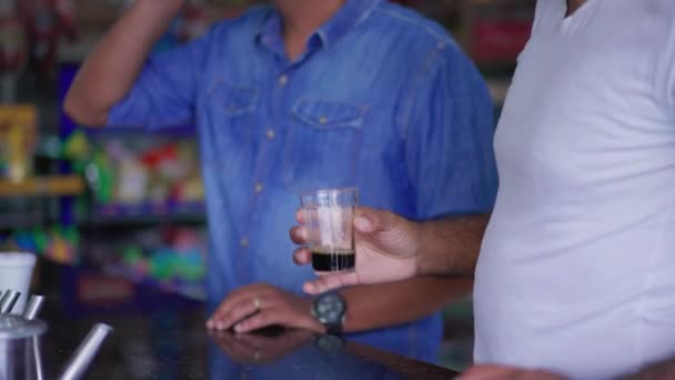 Zwei Freunde Trinken Kaffee Der Feinkosttheke Nahaufnahme Von Händen Die — Stockvideo