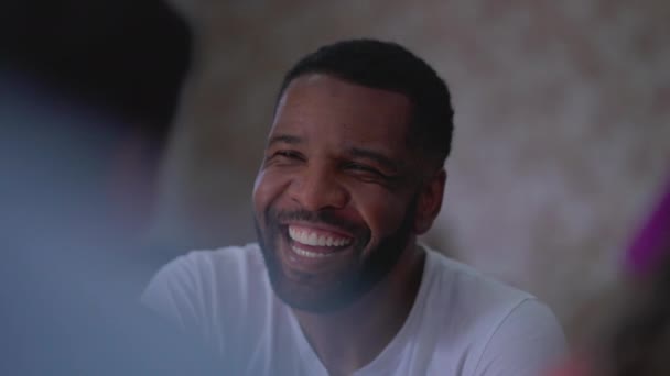 Primer Plano Franco Hombre Brasileño Negro Feliz Sonriendo Conversando Con — Vídeos de Stock