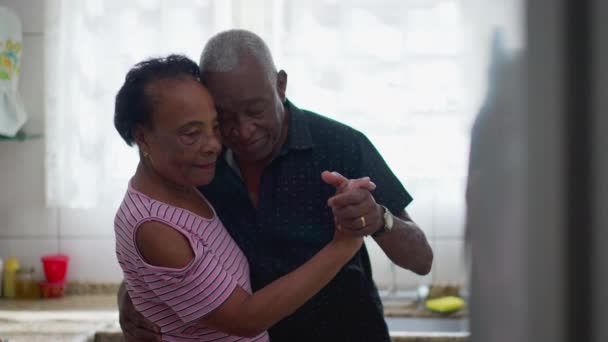 Casal Idosos Românticos Dançando Juntos Cozinha Bela Tender Moment Black — Vídeo de Stock