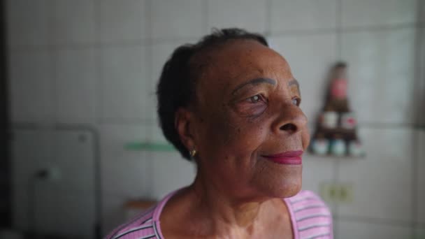 Den Lyhörda Afroamerikanska Seniorkvinnan Tittar Genom Fönstret Meditativ Kontemplativ Äldre — Stockvideo