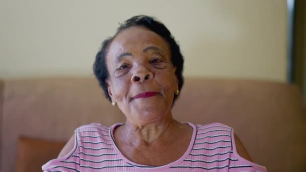 Close Uma Mulher Brasileira Sênior Preta Conversando Com Câmera Videoconferência — Vídeo de Stock