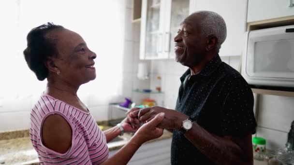 Radostný Starší Afroamerický Pár Tančí Spolu Kuchyni Okna Romantický Šťastný — Stock video