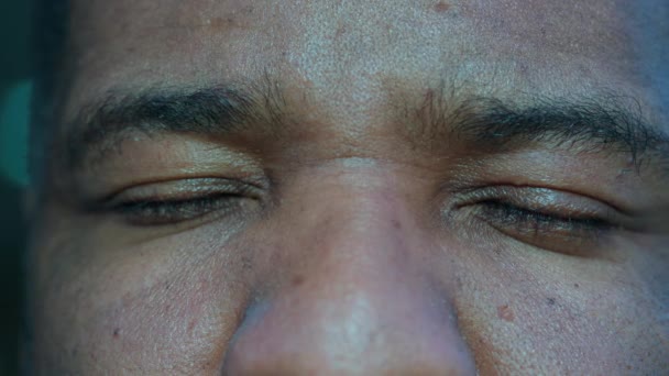 アフリカ系アメリカ人のマクロクローズアップ 熟考の中で目を閉じる 30代の黒人男性がカメラで目を開き しわで極端な詳細 — ストック動画